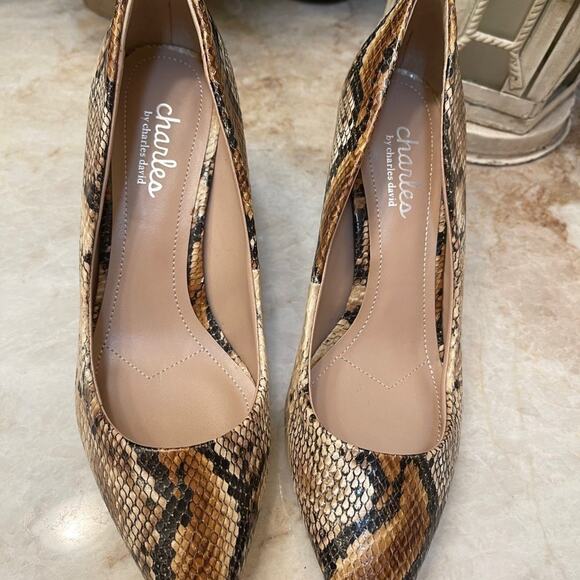 Charles by Charles David beige snake print pumps Sz 8 - Picture 2 of 10